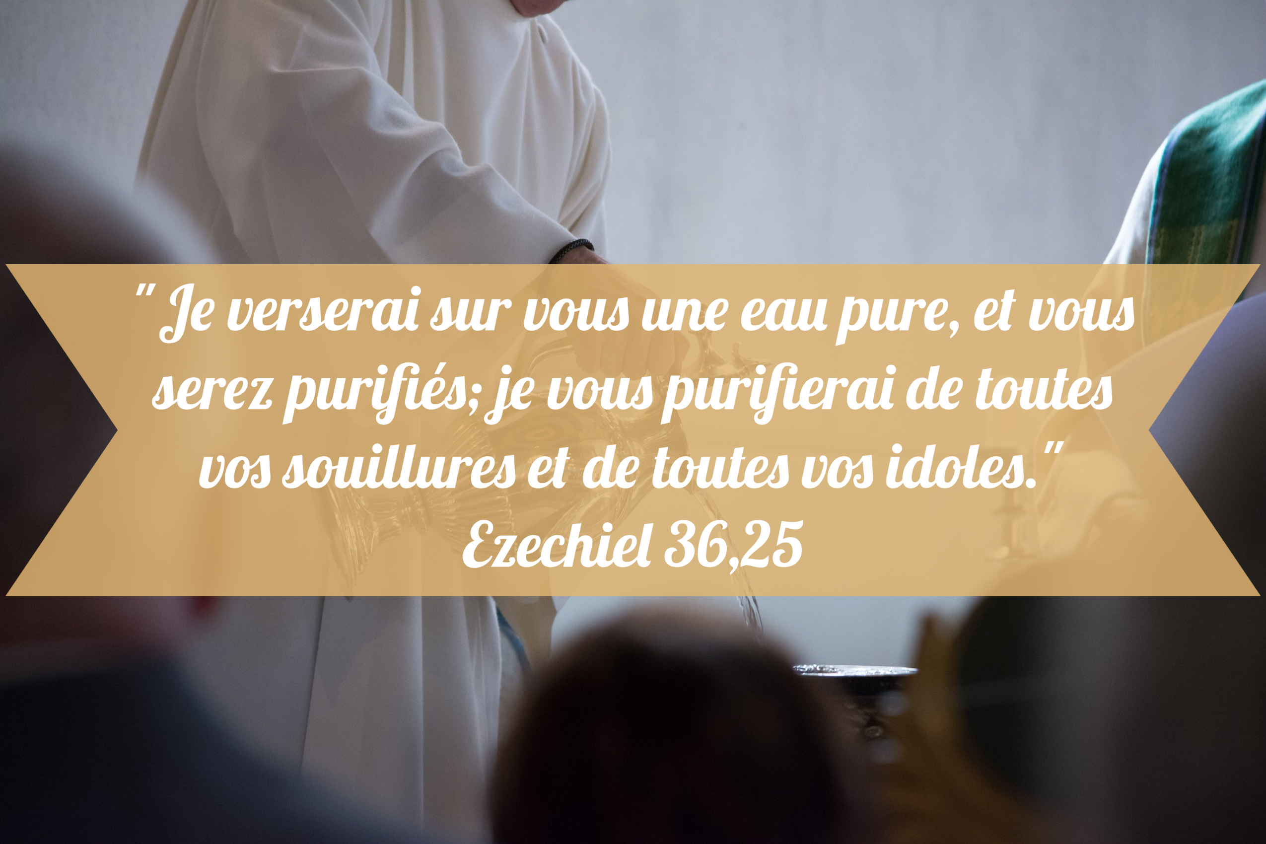 Citation Ez 36,25 prêtre versant l'eau dans un baptistere