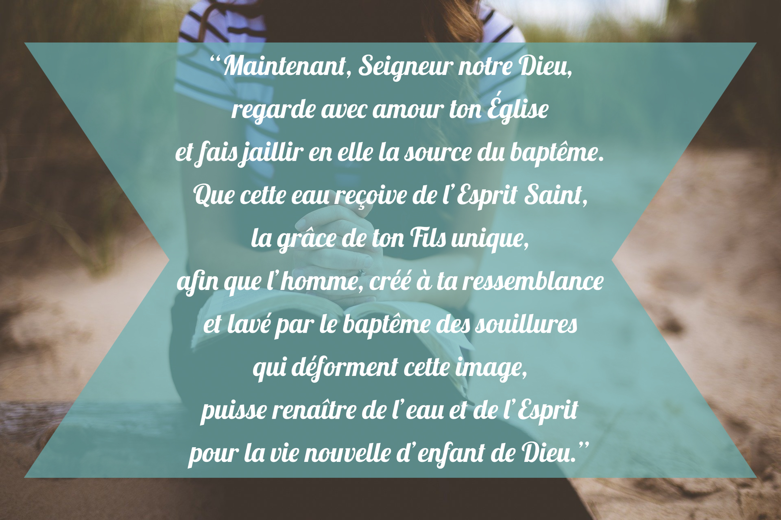 Prière personne assise qui prier les mains jointes